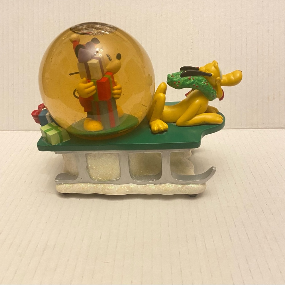 Disney Mickey Mouse Pluto Music Snow Globe Sleigh Plays Here Comes Santa Claus - Picture 3 of 10